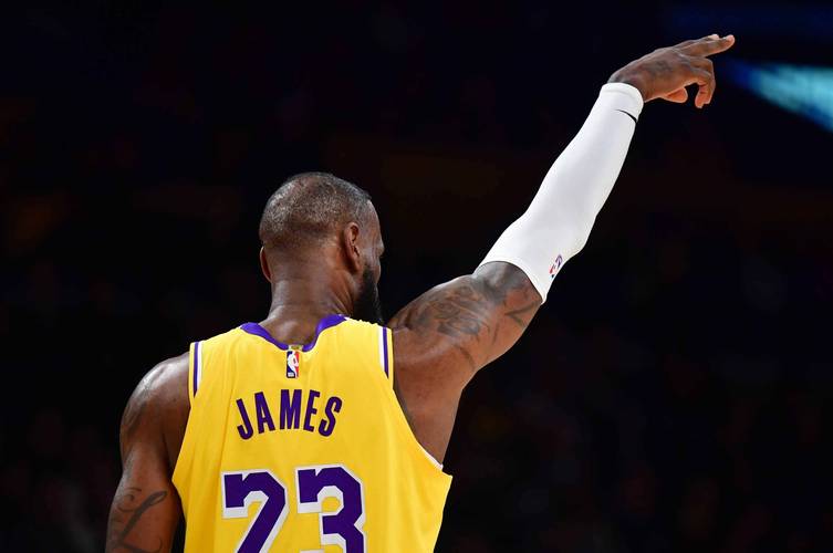 喜忧参半！广东新外援奎恩首秀狂砍27分8板4助攻 力劈篮筐但三分球失准