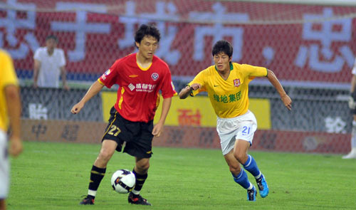 [中超]维塔尔角球开出 刘若钒前点头球破门