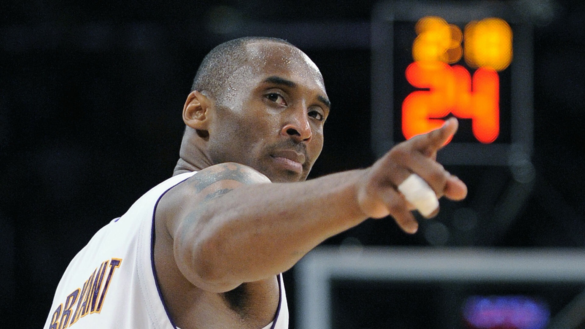 东契奇遭名嘴怒批：他是不防守的球霸+把詹姆斯当波什