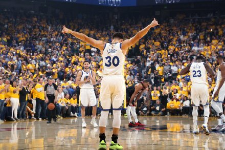 《棒球装备的清洁工：揭秘幕后团队如何保持球衣洁白如新》