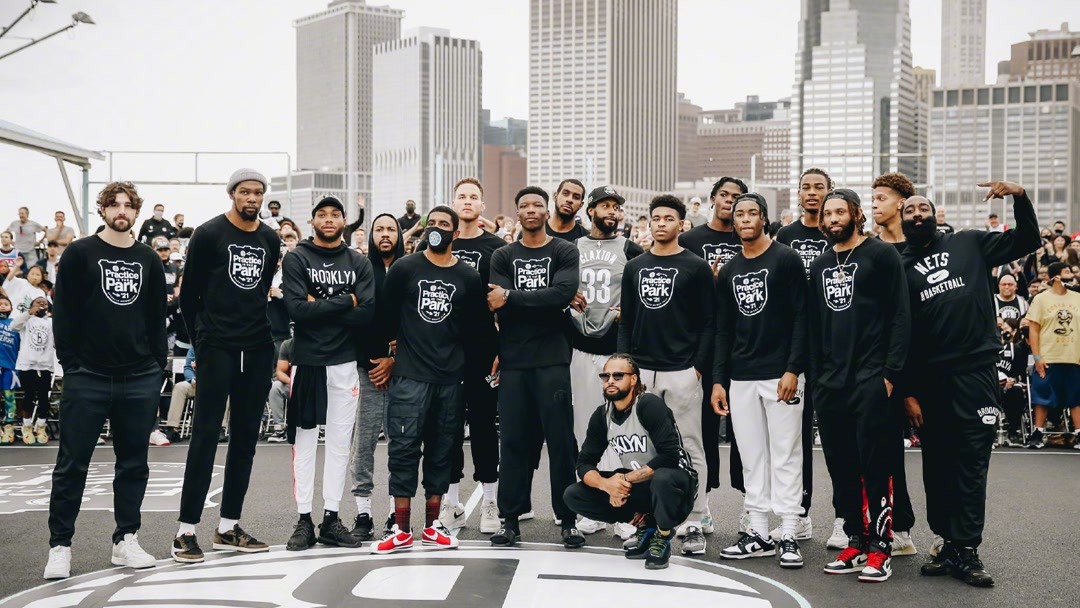 泰州举办“苏超泰州英雄大会”，市民夹道欢迎泰州队将士凯旋